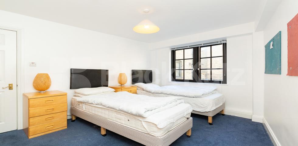 			NEW INSTRUCTION!, 2 Bedroom, 1 bath, 1 reception Flat			 Bakers Row, CLERKENWELL / FARRINGDON